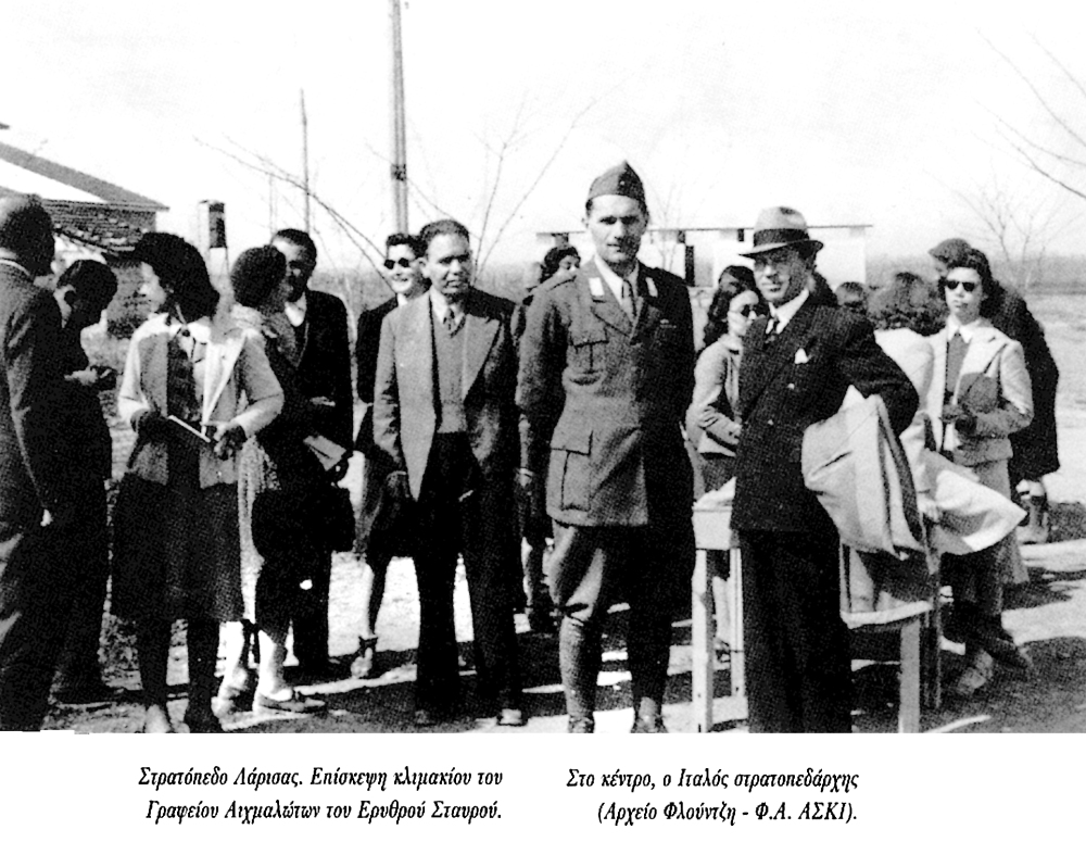 I membri della Croce Rossa Internazionale nel campo di concentramento di Larissa.nel centro dell'immagine (con uniformi militari) il comandante italiano del campo. foto dagli archivi del medico prigioniero ANTONIOS Floutzis (ASKI)